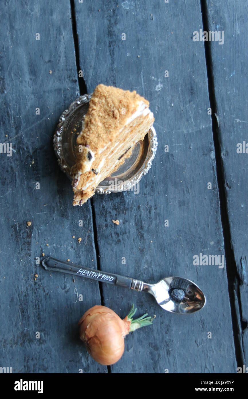 gesunde Ernährung Vintage Konzept, Kuchen und Löffel auf rustikalen Holztisch Stockfoto