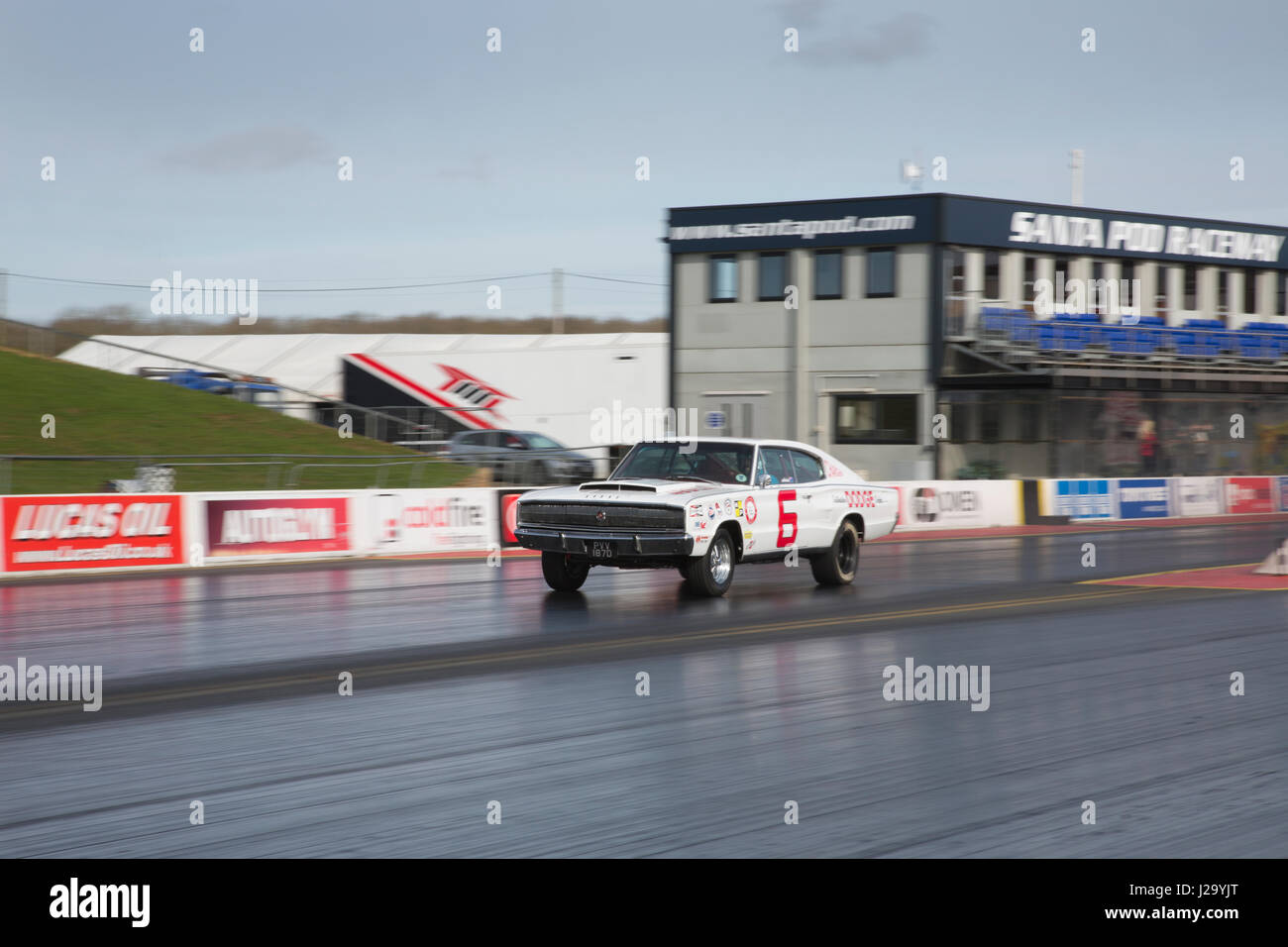 Santa Pod Raceway, befindet sich in Podington, Bedfordshire, England, ist Europas erste permanente Drag-Racing, gebaut auf einem stillgelegten WWII Luftwaffenstützpunkt. Stockfoto