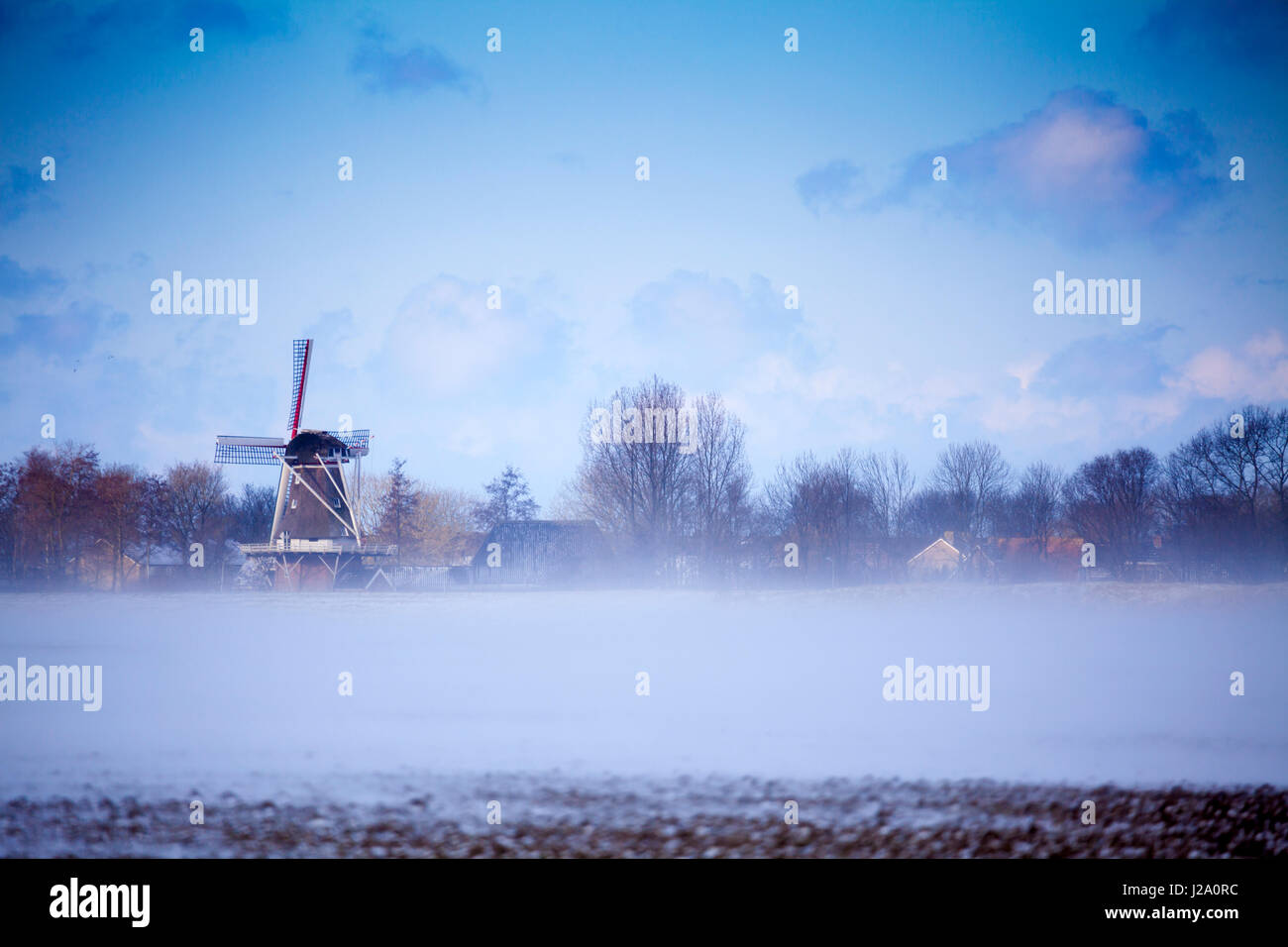 Die Kornmühle genannt Rust Roest von Munnekezijl in der Landschaft Stockfoto