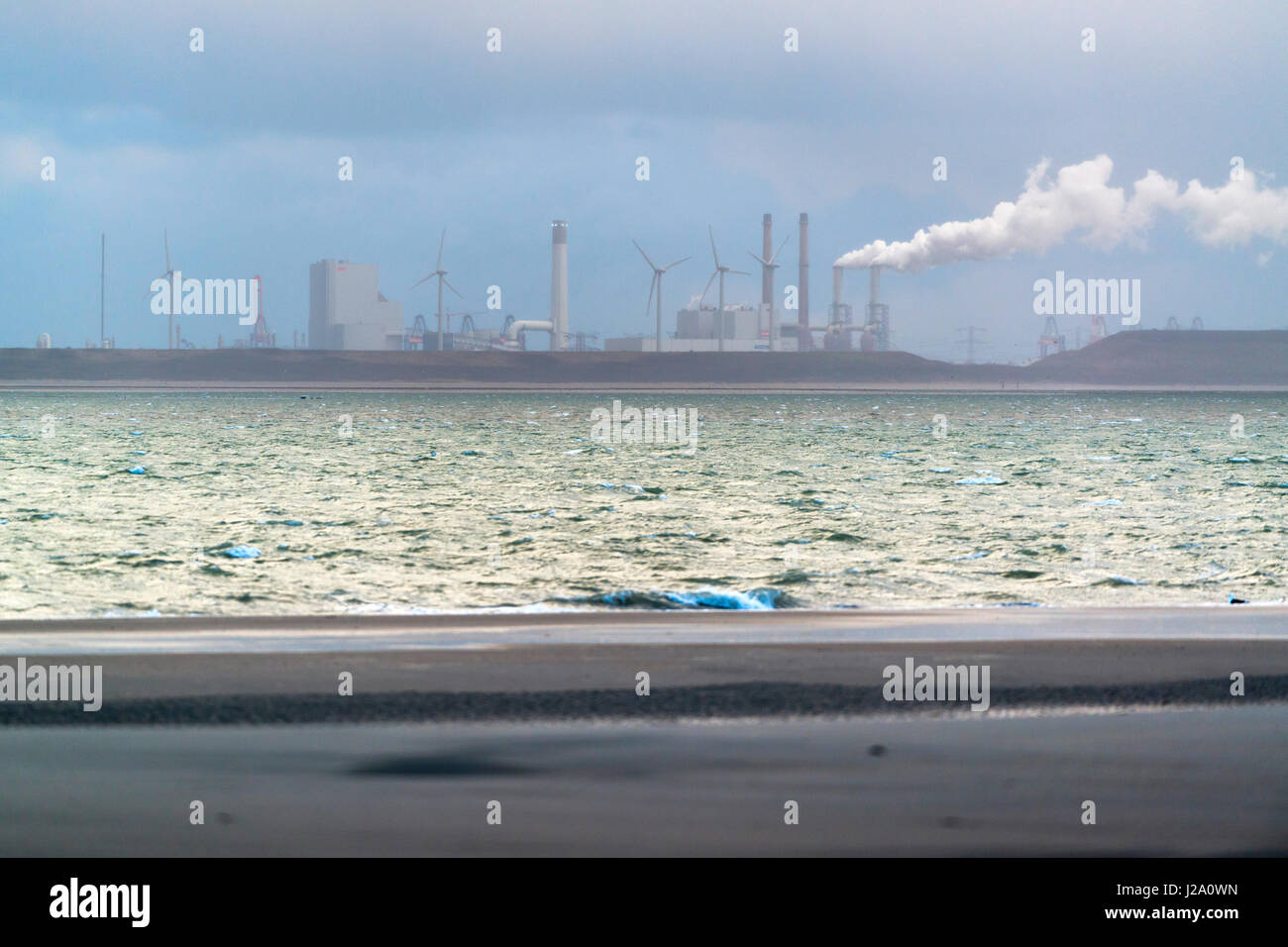 Industrie im Rotterdamer Hafen gesehen von der Insel goeree Stockfoto