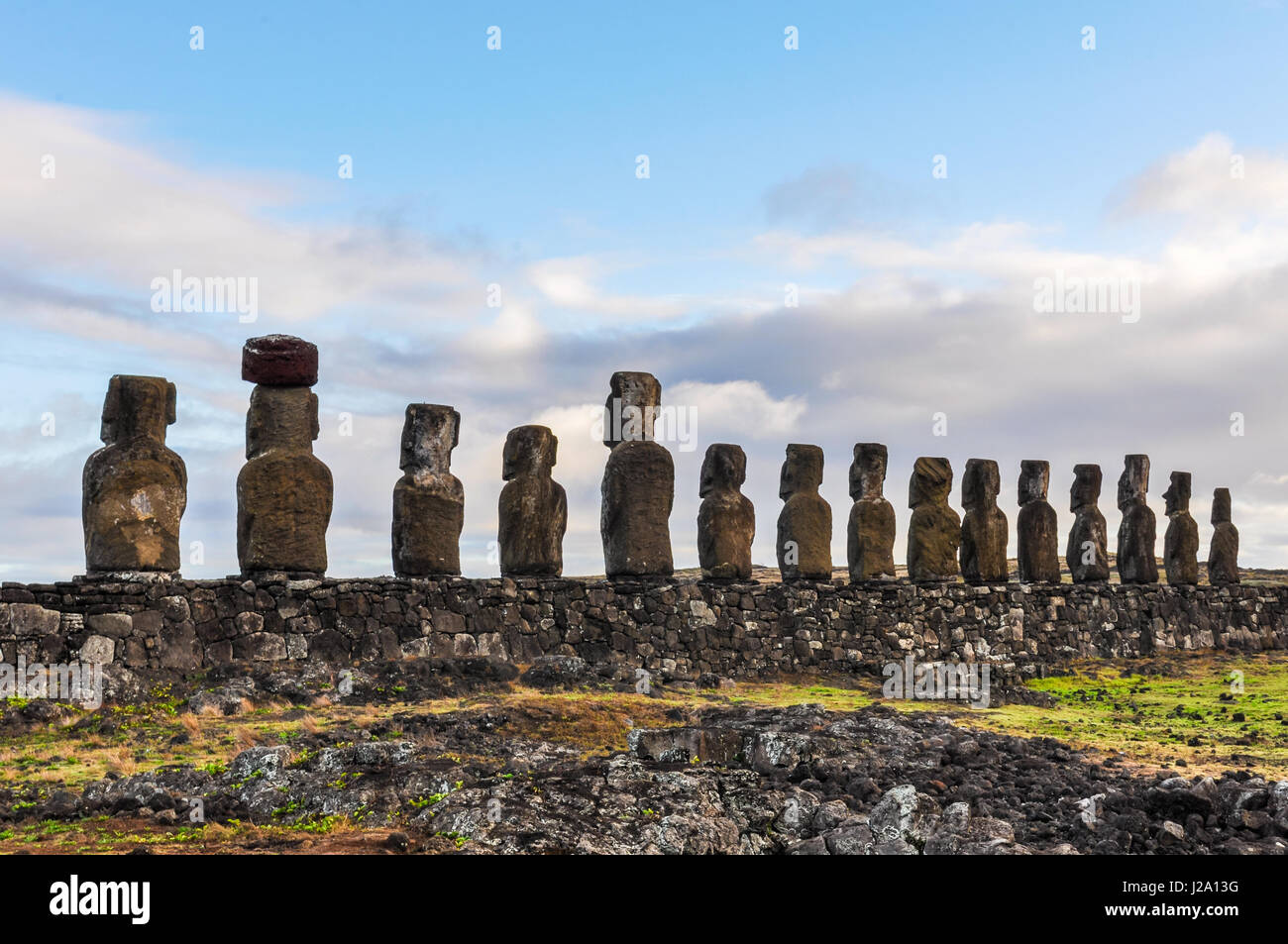 Rückansicht des Standortes Ahu Tongariki Moai auf der Küste der Osterinsel, Chile Stockfoto