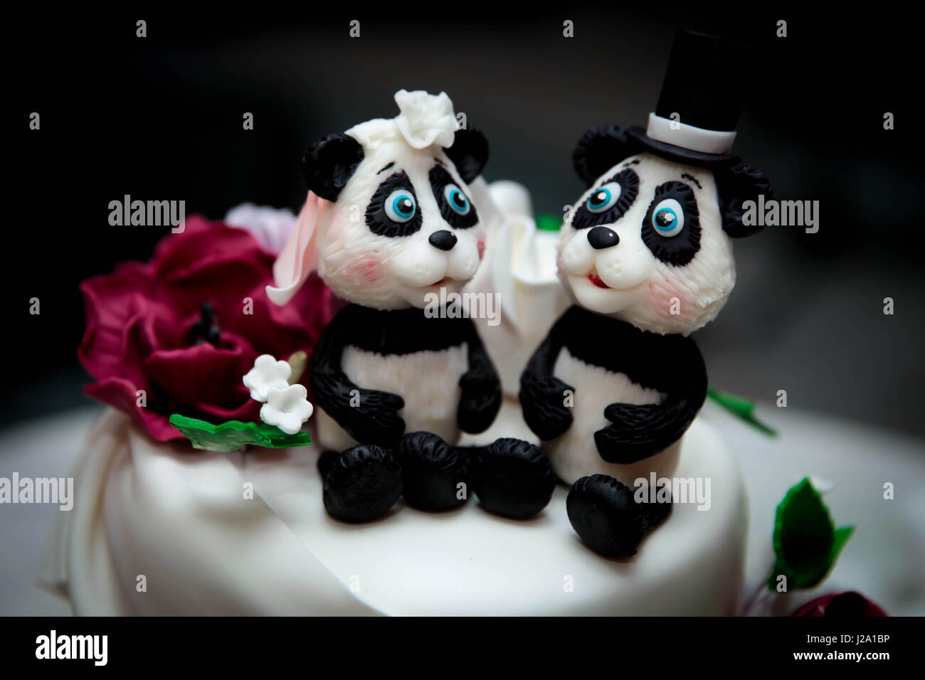 wunderschöne weiße Hochzeitstorte mit Tierfiguren Stockfoto