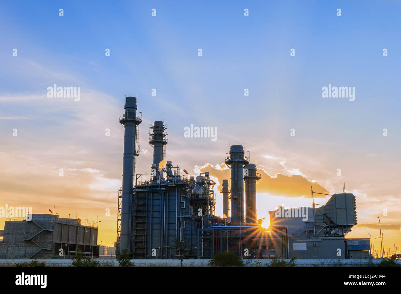 Gas- und Dampfturbinen Kraftwerk am Morgen Stockfoto