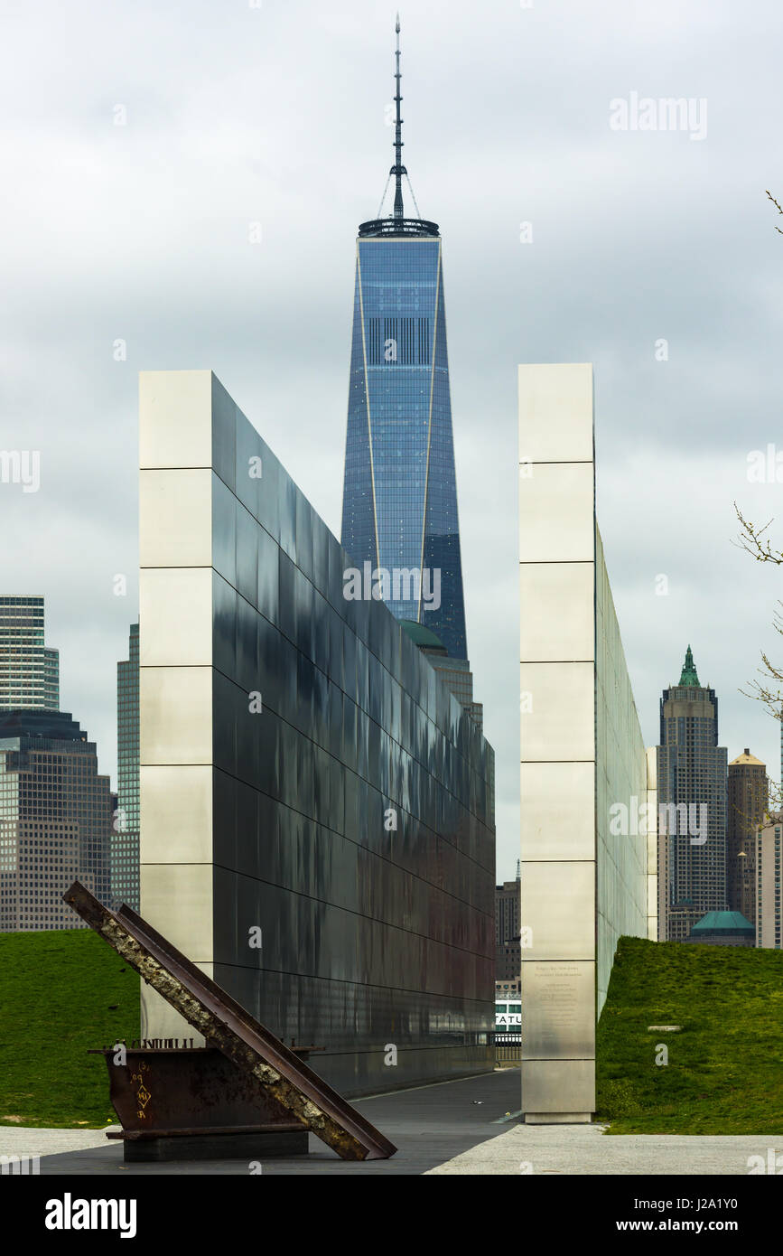 Leeren Himmel Memorial und das One World Trade Center an einem bewölkten Tag, New Jersey Stockfoto