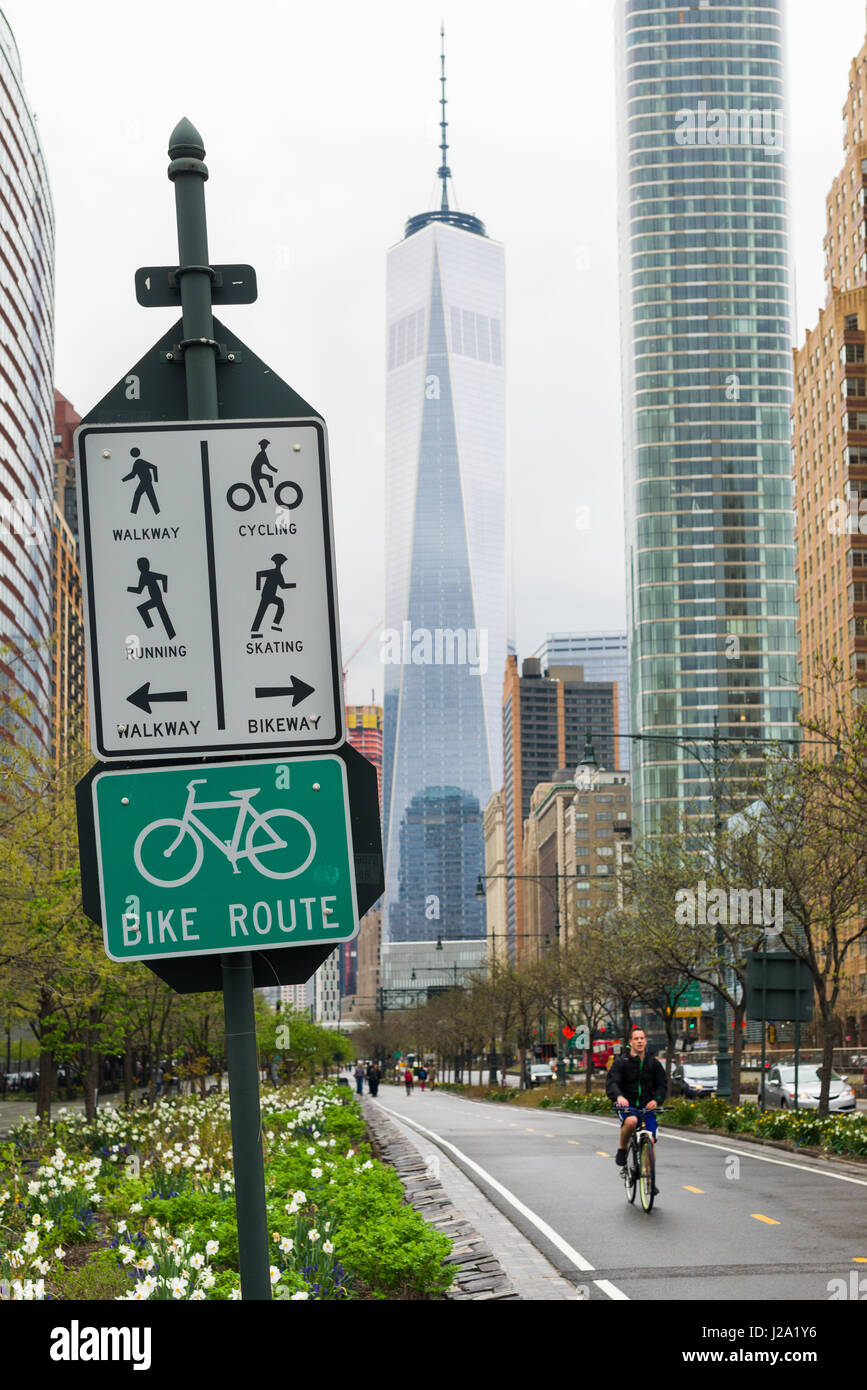 Hudson River Greenway Fahrrad- und Fußgänger-Route mit Radfahrer auf Pfad, Lower Manhattan, New York, USA Stockfoto