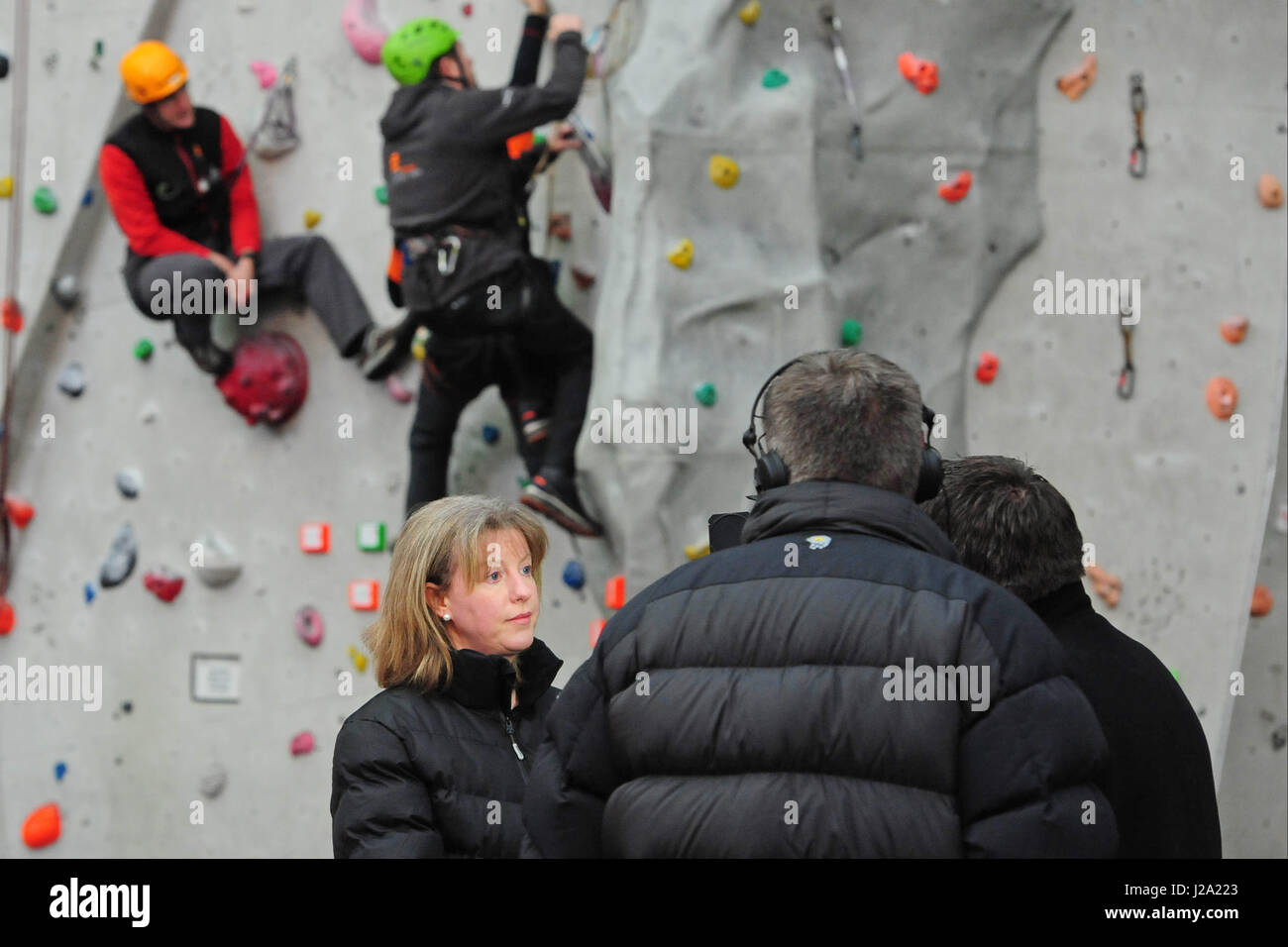 Schottische Minister für Sport Shona Robison gibt ein Interview in der Edinburgh Indoor Klettern Arena, zur Förderung der Sicherheit in den Bergen winter Stockfoto