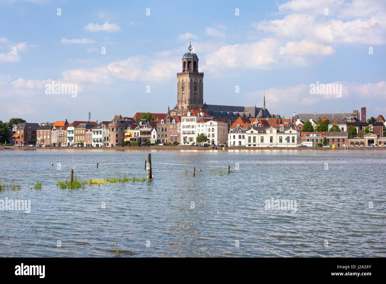 Seltenen hohen Wasserstand des Flusses IJssel im Sommer Stockfoto