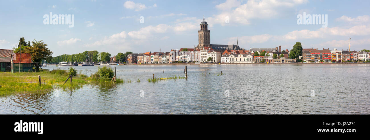 Seltenen hohen Wasserstand des Flusses IJssel im Sommer Stockfoto