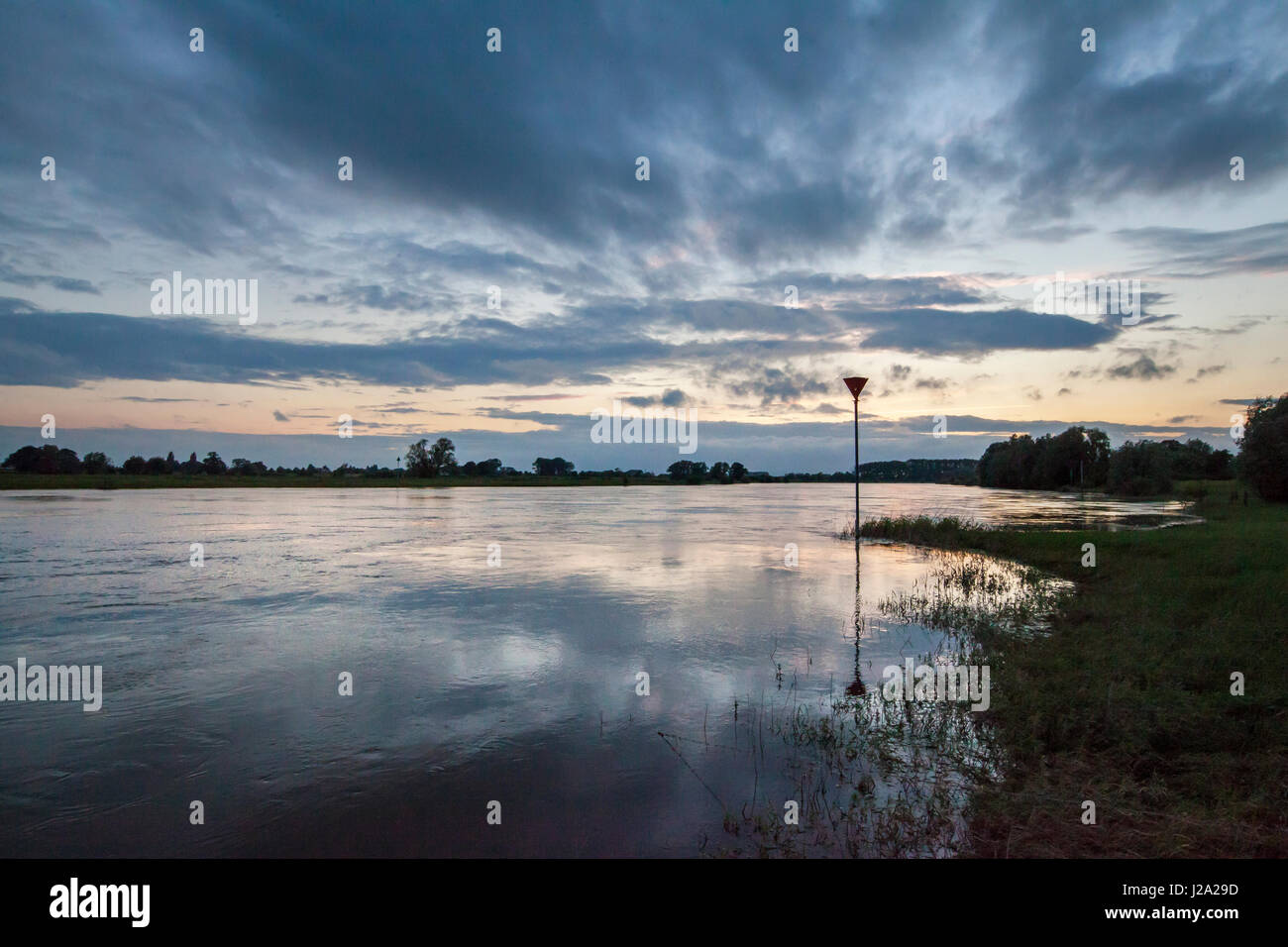 Einbruch der Dunkelheit am Fluss IJssel in der Nähe von Olst Stockfoto