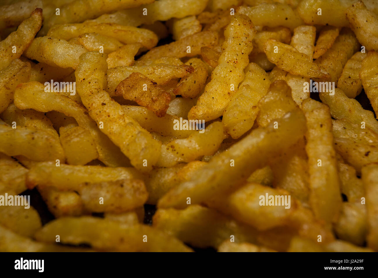 Neue frittierte Pommes Frites auf einem Teller zu würzen, und bereit zu dienen Stockfoto