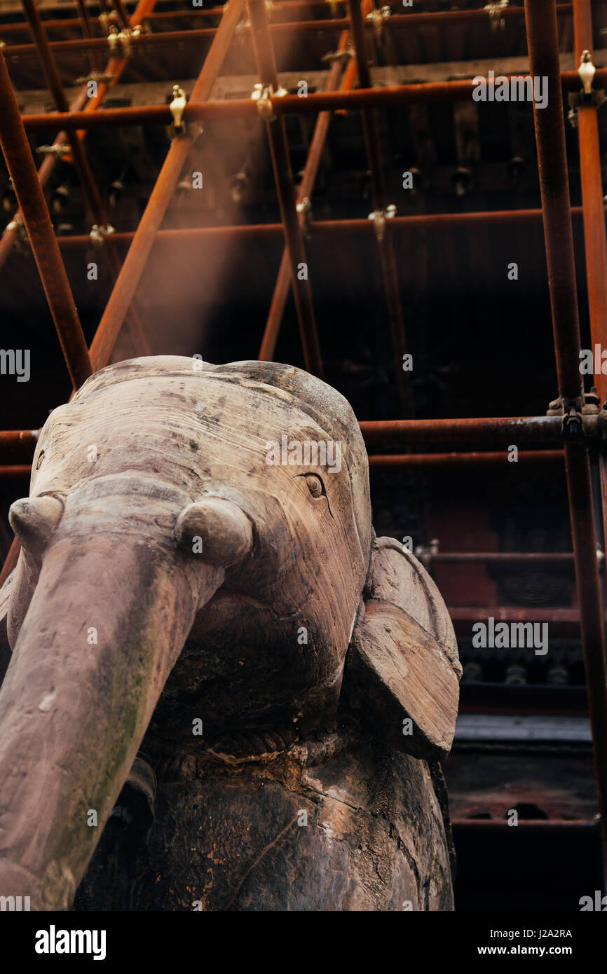 Gerüst umgibt die Statue eines Elefanten am Eingang eines der Gebäude noch stehen nach dem Erdbeben 2015 prekär, dass sho Stockfoto