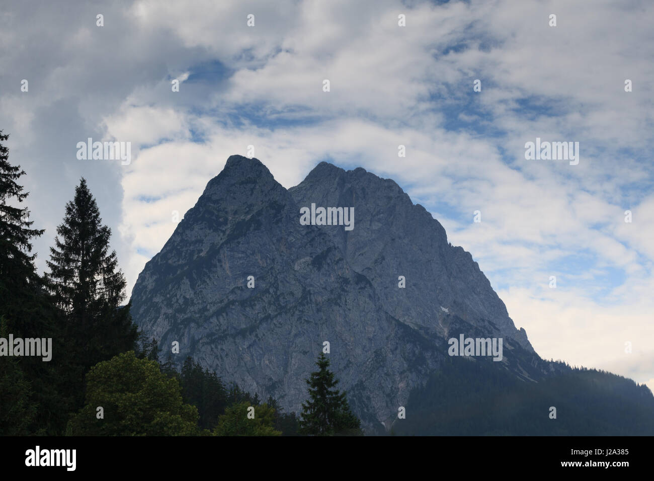 Hohe Berggipfel in Garmisch Partenkirchen. Stockfoto
