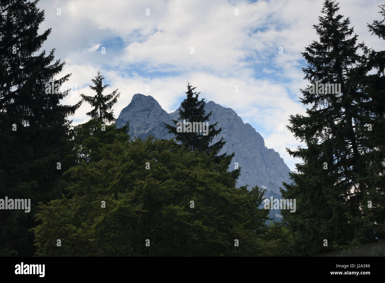 Hohe Berggipfel in Garmisch Partenkirchen. Stockfoto