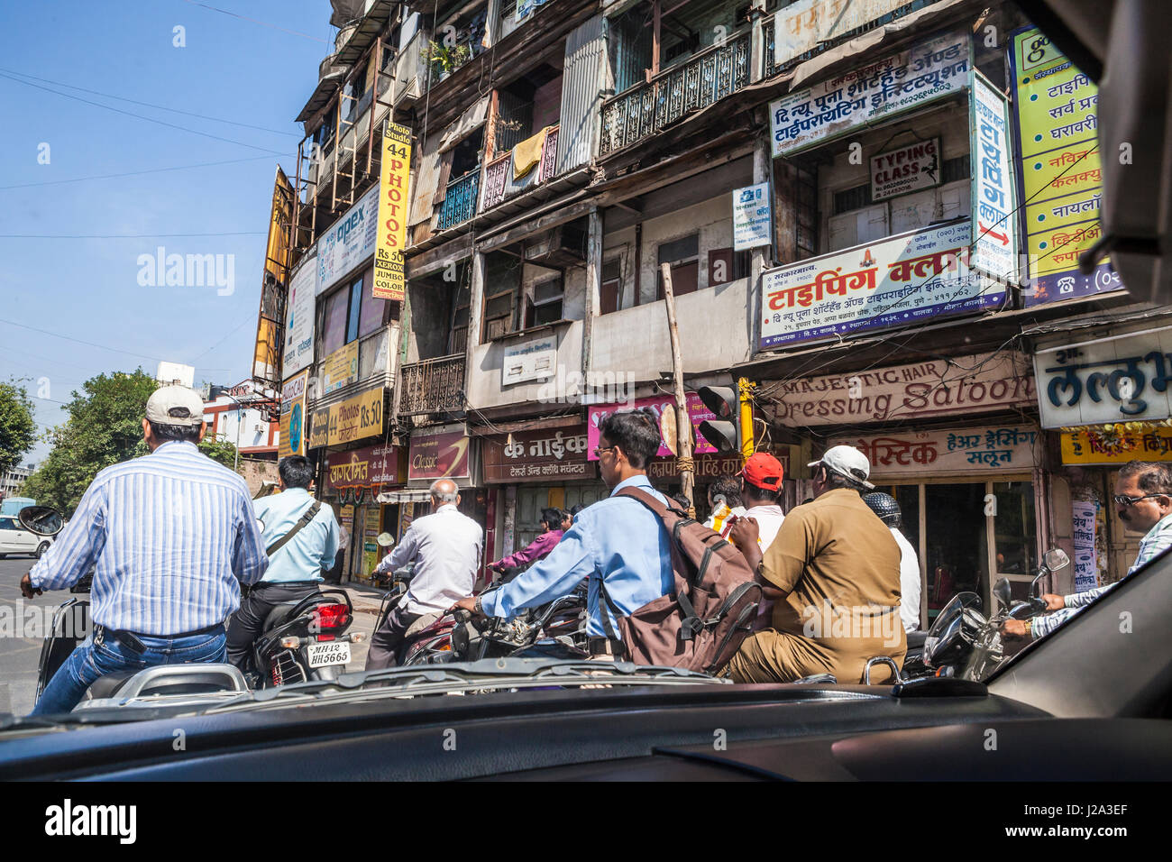 Ein Blick auf Verkehr in Pune, Indien durch ein Auto Windshiled. Stockfoto