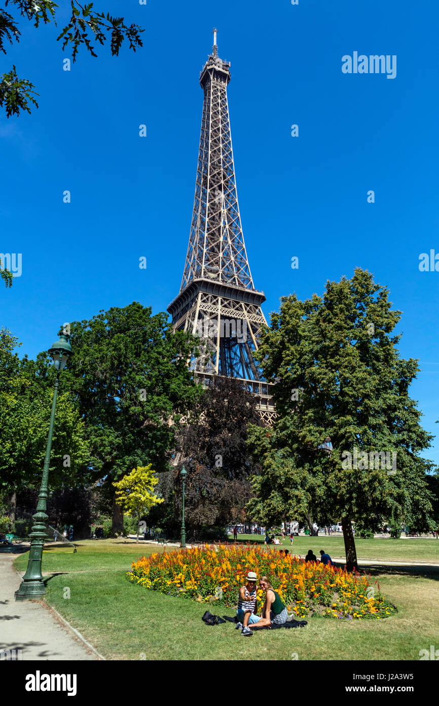 Junges Paar unter einem Selfie vor dem Eiffelturm (Tour Eiffel) von Champ de Mars, Paris, Frankreich Stockfoto