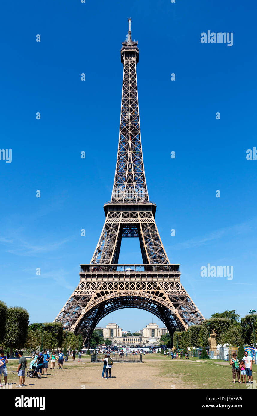Der Eiffelturm (Tour Eiffel) aus dem Champ de Mars, Paris, Frankreich Stockfoto