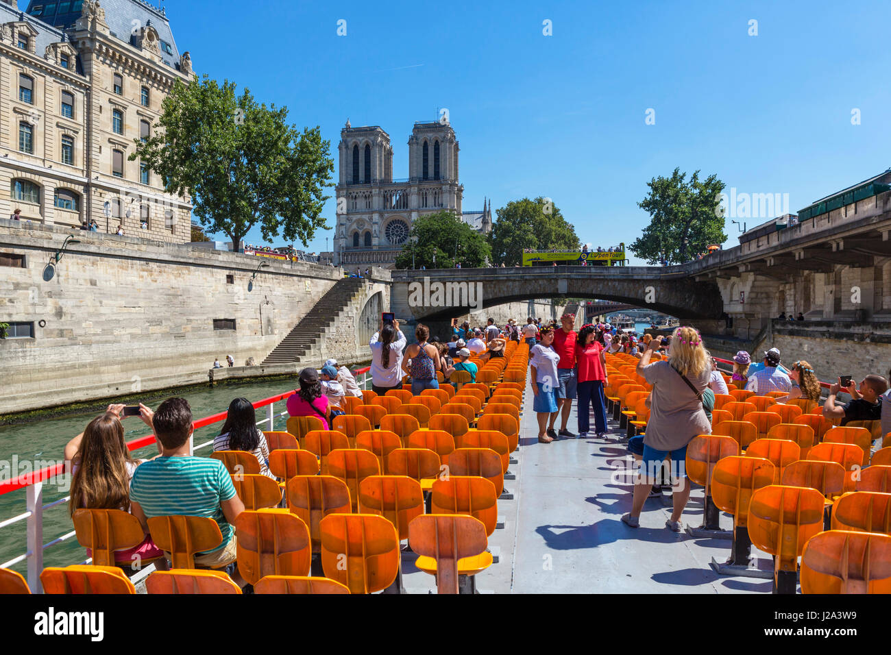 Blick auf die Kathedrale Notre Dame aus einem Bateau-Mouche auf der Seine, Paris, Frankreich Stockfoto