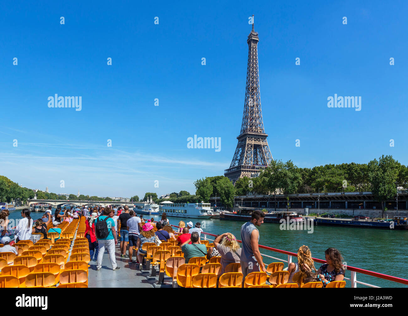 Blick auf den Eiffelturm aus einem Bateau-Mouche auf der Seine, Paris, Frankreich Stockfoto