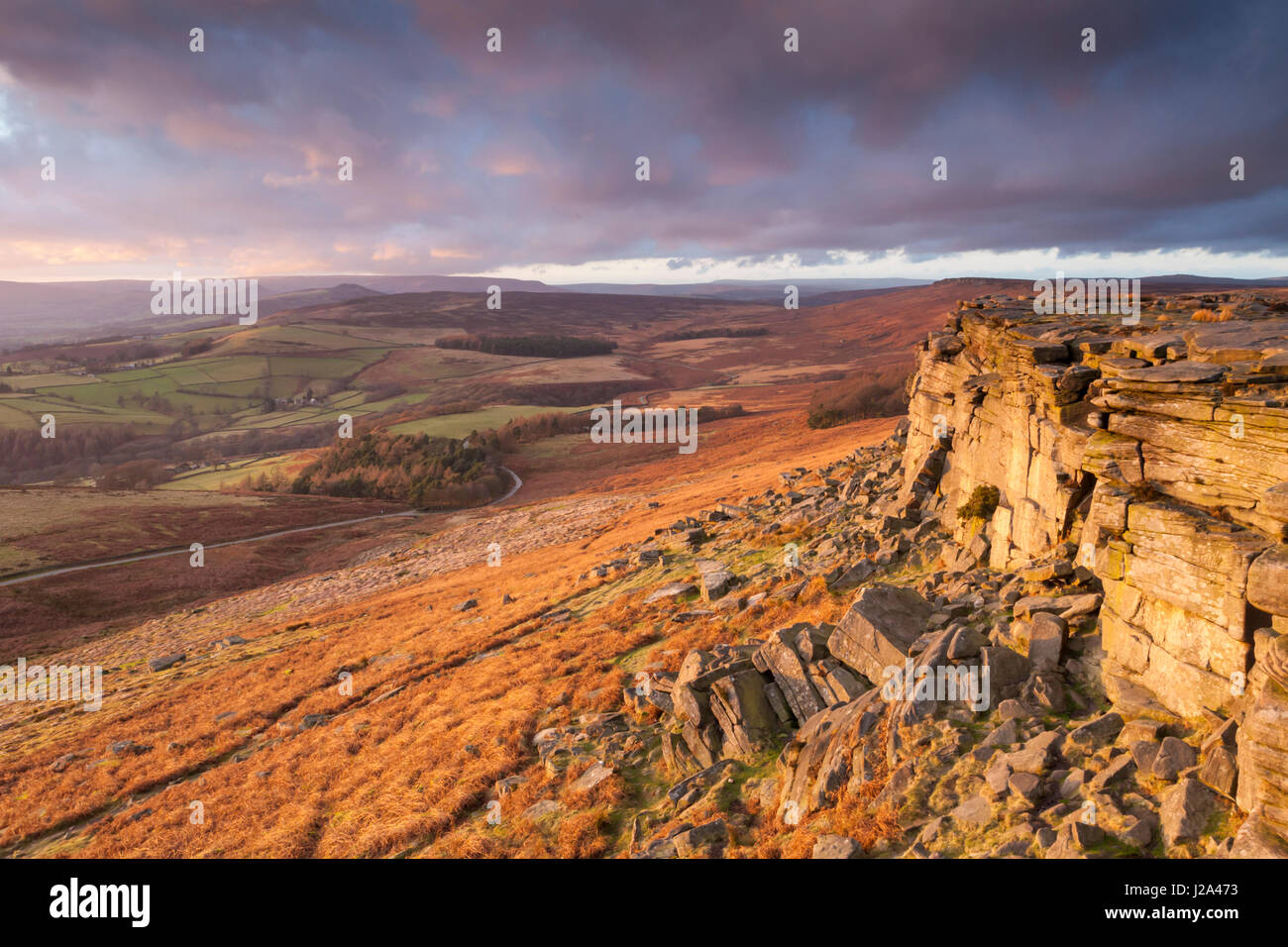 Stanage Edge Derbyshire  bei Sonnenuntergang  Winter  Derbyshire, England, Vereinigtes KönigreichCliff Stockfoto