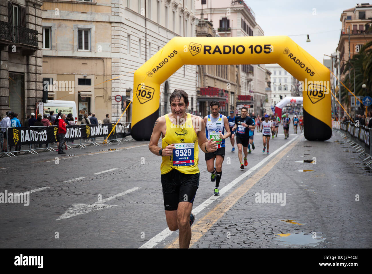 Rom, Italien - 2. April 2017: Sportler des 23. Marathon von Rom in der Passage in der Via Nazionale, nur wenige Kilometer vor dem Ziel. Stockfoto