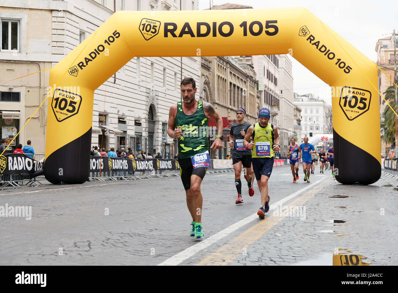 Rom, Italien - 2. April 2017: Sportler des 23. Marathon von Rom in der Passage in der Via Nazionale, nur wenige Kilometer vor dem Ziel. Stockfoto