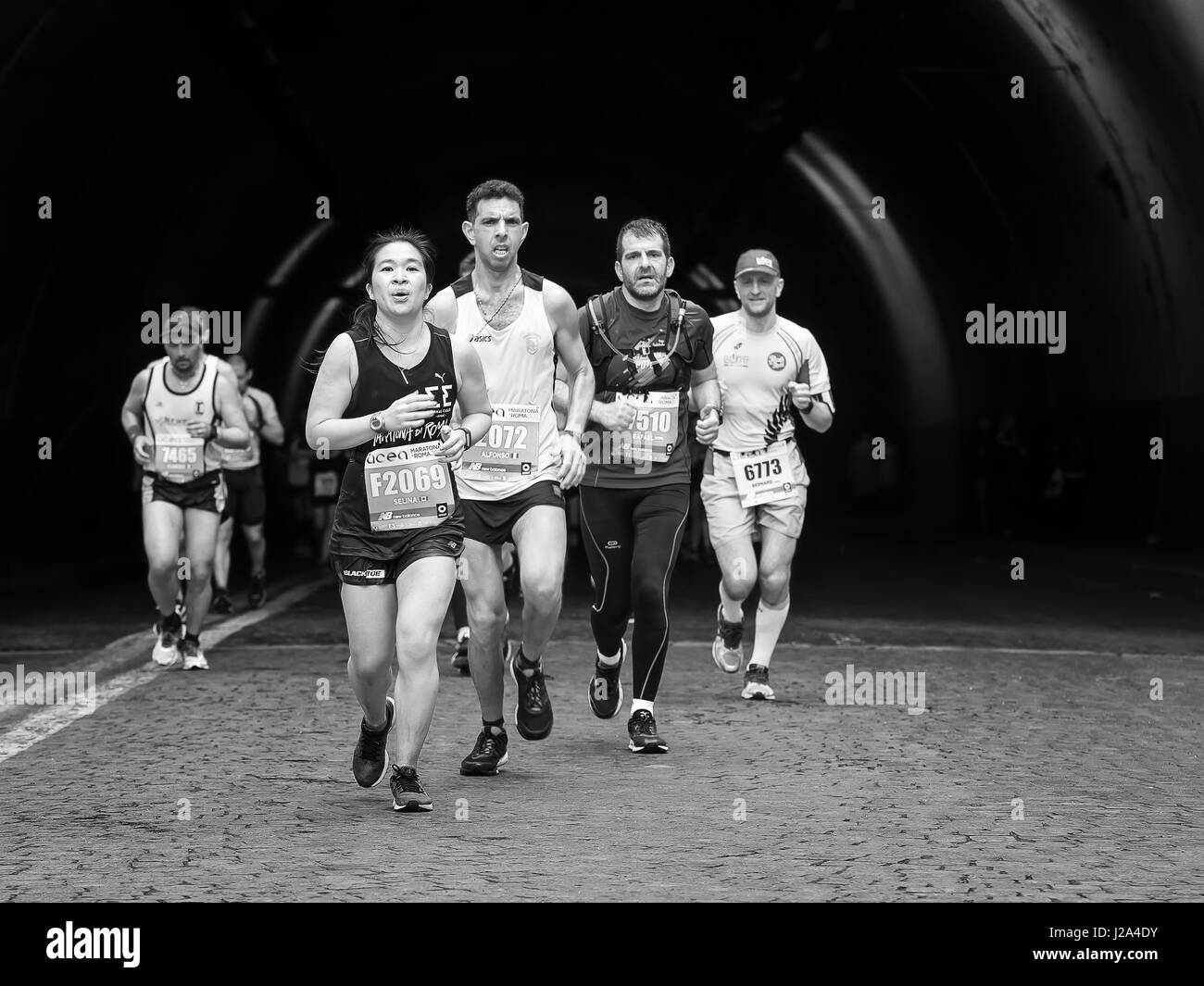 Rom, Italien - 2. April 2017: Sportler des 23. Rom Marathon um den Durchgang des Tunnels Umberto i., ein paar Kilometer vor dem Ziel. Stockfoto