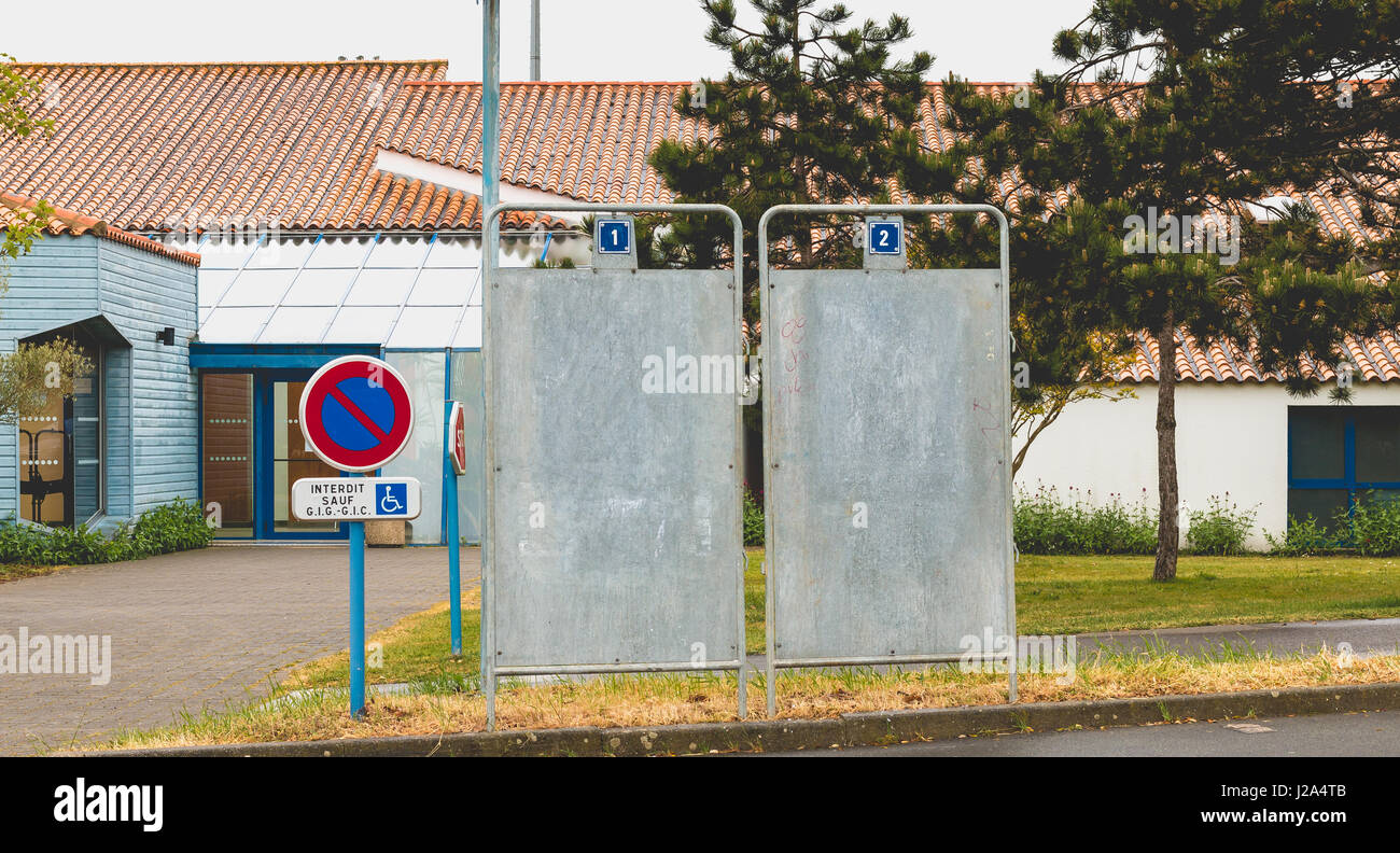 Bretignolles Sur Mer, Frankreich - 25. April 2016: bei den Präsidentschaftswahlen in Frankreich vor einem Wahllokal installiert eine Kampagne Billbo Stockfoto