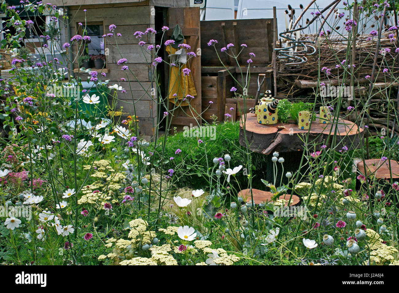 Bauerngarten Mit Alten Potting Shed Und Log Tabelle Stockfoto