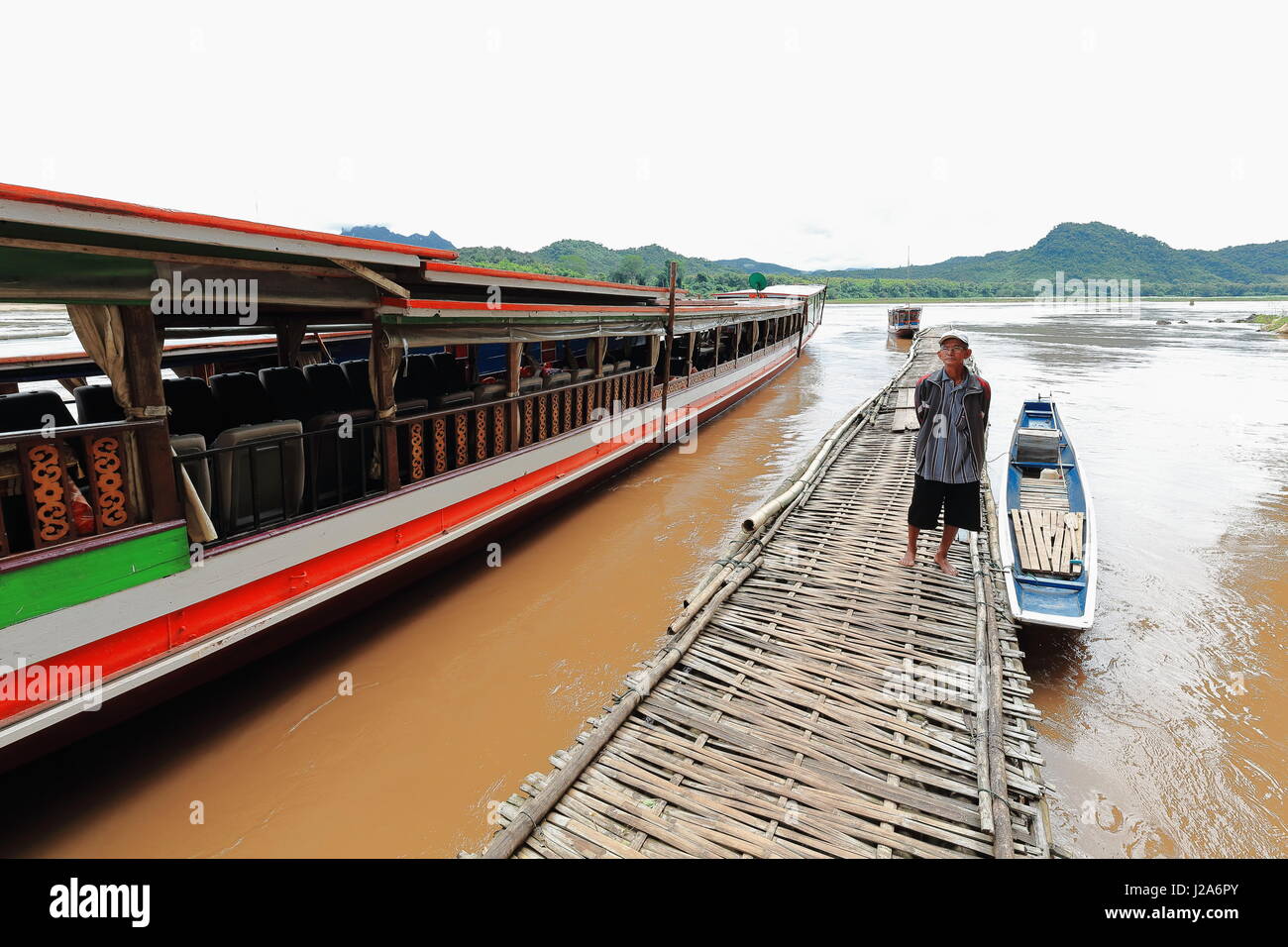 Ban Pak Ou, Laos-Oktober 11, 2015: Flusskreuzfahrtschiffe Transport Besucher auf der schwimmenden Steg auf dem rechten Ufer-Mekong River am Fuße der Pak Ou-Mündung des Stockfoto