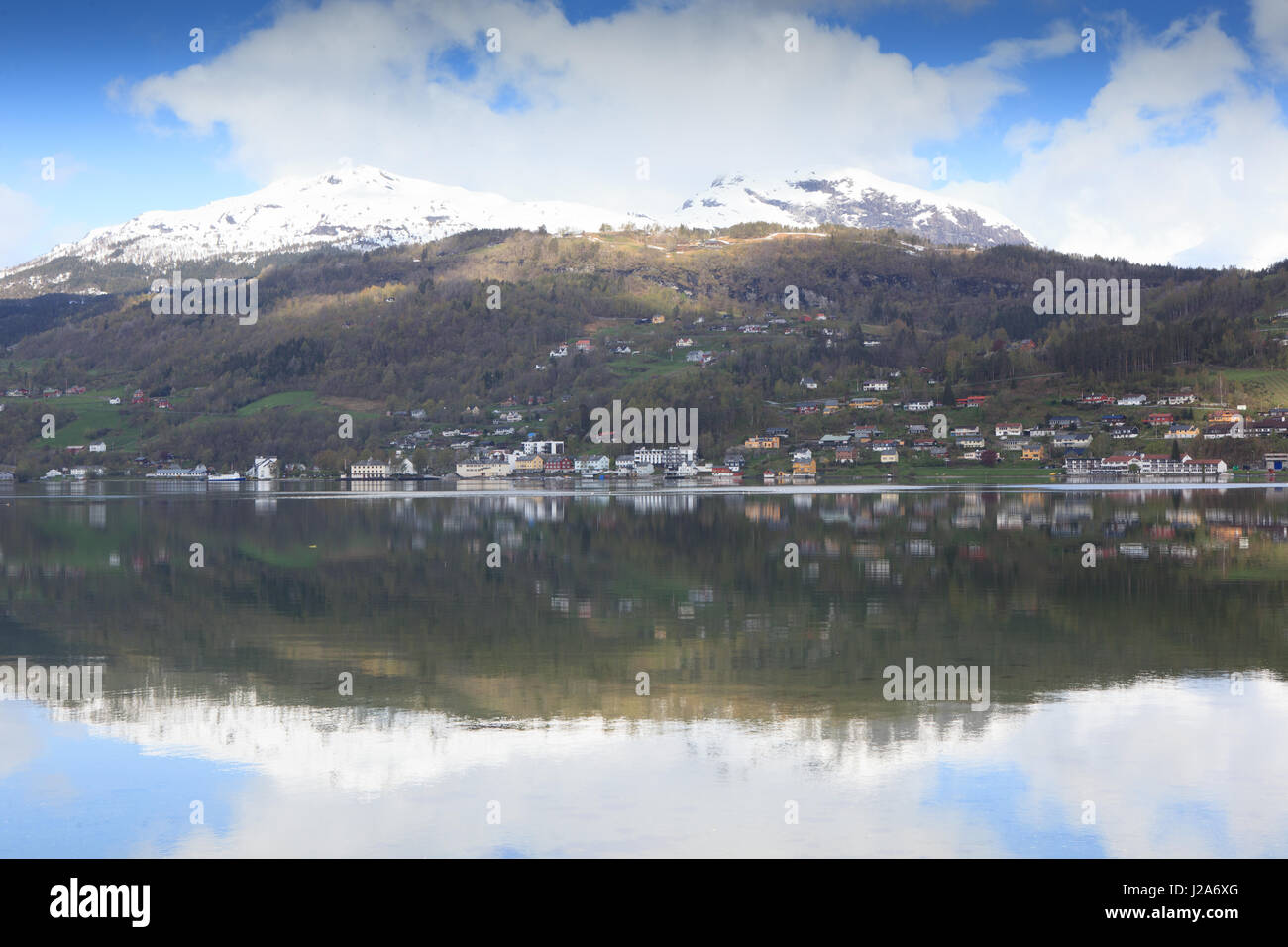 Vorfrühling in einer kleinen ländlichen Gegend in Westnorwegen. Stockfoto
