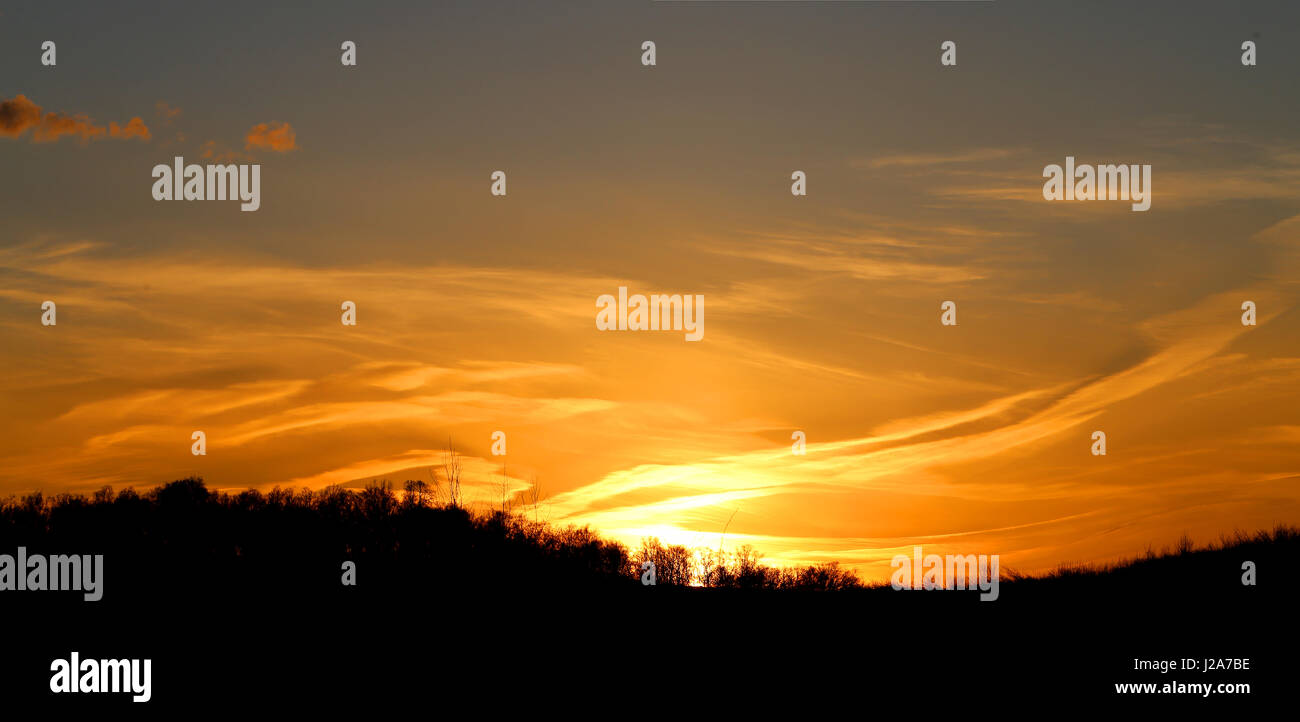 Fotos Landschaft schöne helle Sonnenuntergang über das Feld Stockfoto