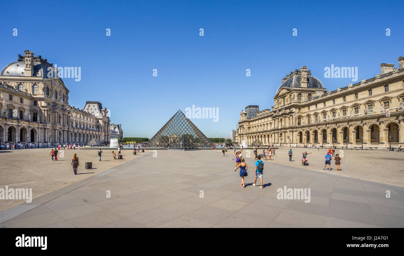 Frankreich, Paris, Louvre-Palast, Blick auf Napoleon Innenhof mit der Louvre-Pyramide Stockfoto