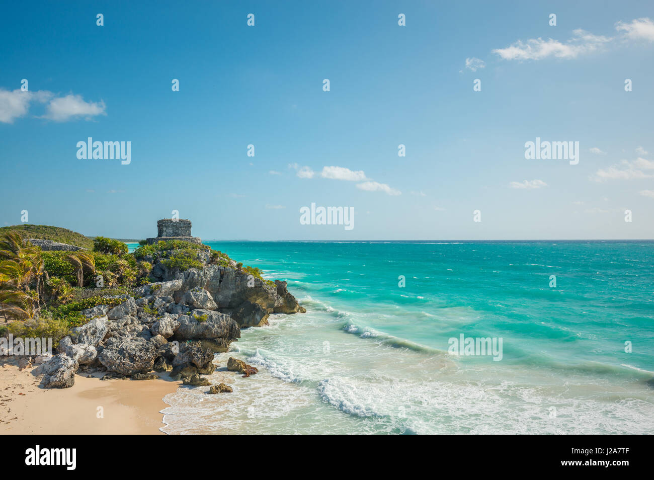 Das Karibische Meer mit türkisfarbenem Wasser und weißen Sandstrand als Kulisse für die Ruinen der Tulum Maya, Mexiko. Stockfoto