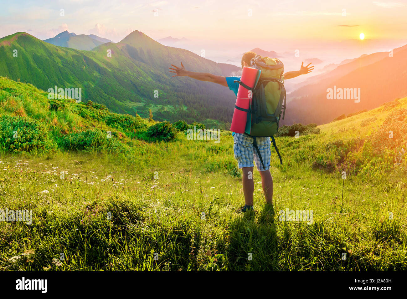 Wanderer mit Rucksack in Bergen. Beeindruckende Naturlandschaft. Weiche Lichteffekt Stockfoto