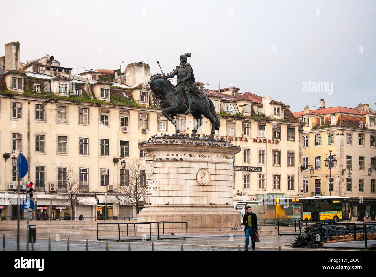 Die Praça Do Comércio (Commerce Square) befindet sich in der Stadt von Lissabon, Portugal. Nahe dem Tejo gelegen, ist der Platz immer noch als bekannt Terreiro Paço (Palace Yard), denn es war die Lage des Paços da Ribeira (Königlicher Ribeira Palast), bis es durch das große Erdbeben von 1755 Lissabon zerstört wurde. Nach dem Erdbeben wurde der Platz komplett renoviert, im Rahmen des Wiederaufbaus der Pombaline Innenstadt, bestellt durch Sebastião José de Carvalho e Melo, 1. Marquis von Pombal, der die Minister des Königreichs Portugal von 1750 bis 1777, während der Herrschaft von Dom José war ich, Stockfoto