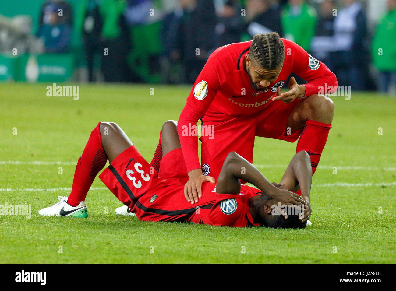 Sport, Fußball, DFB-Pokal, 2016/2017, Runde 5, Halbfinale, Borussia Mönchengladbach Vs Eintracht Frankfurt 7:8 im Elfmeterschießen, Stadion Borussia-Park, Taleb Tawatha (Frankfurt) auf Grund, über Michael Hector (Frankfurt) verletzt Stockfoto