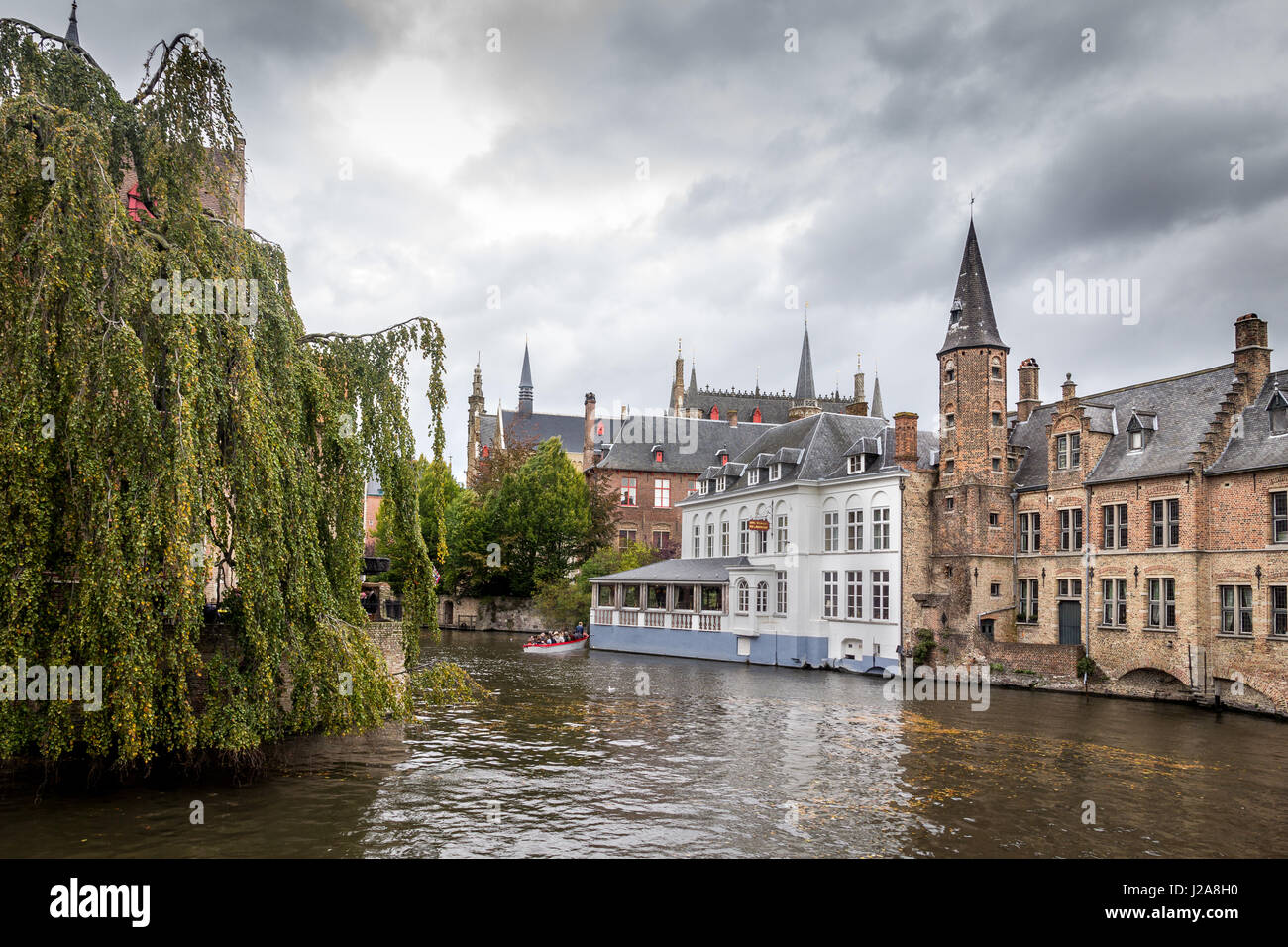 Brügge, Belgien - 28. Oktober 2013: Bunte Gebäude am Kanal in Brügge, Belgien. Berühmte Ansicht von Brügge. Stockfoto