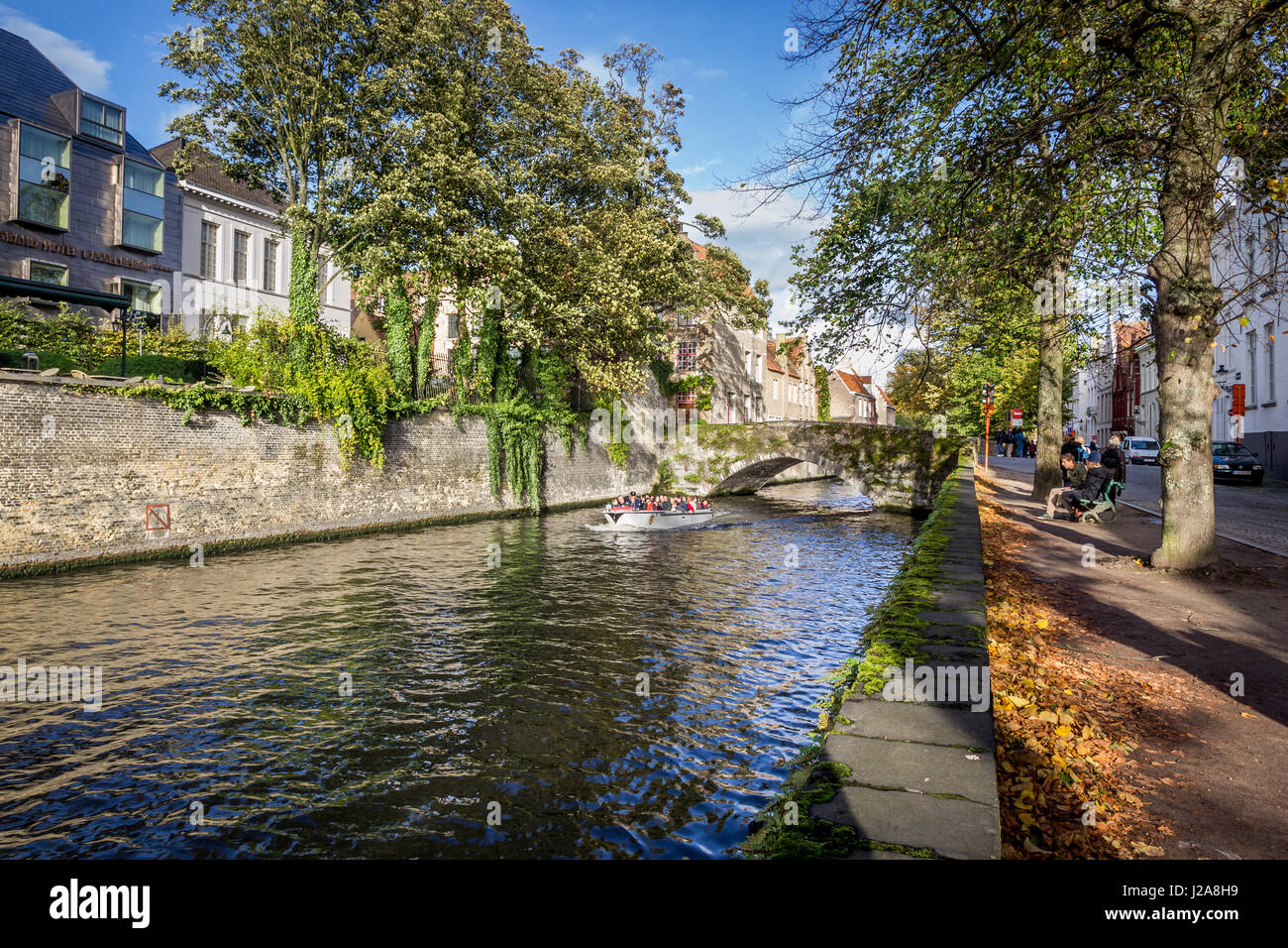 Brügge, Belgien - 28. Oktober 2013: Mittelalterliche europäische Stadtansicht. Kanal, alten Backsteingebäude und Brücken in flämischen Stadt Brügge. Flandern (Belgien). Stockfoto