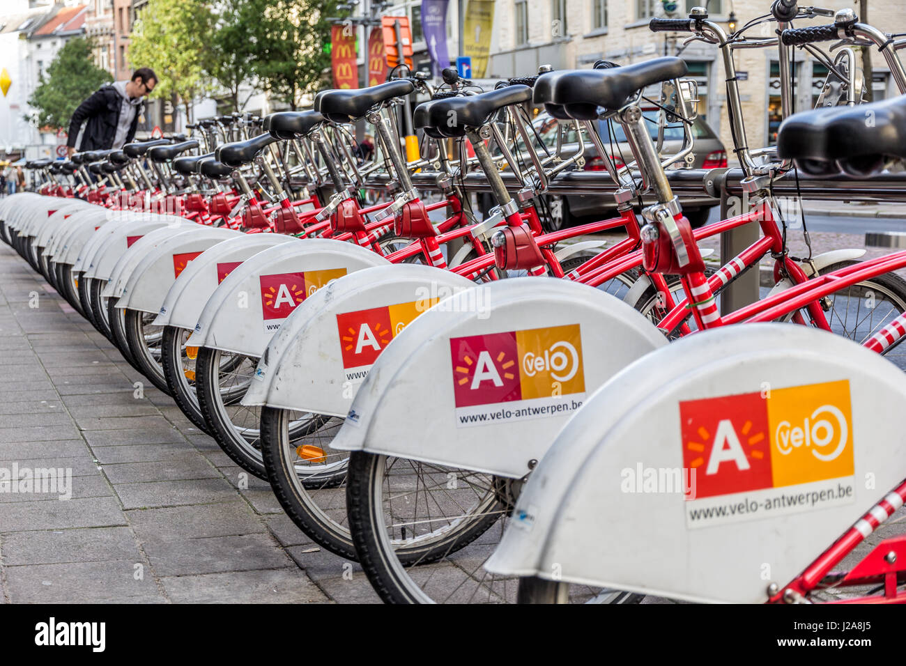 Antwerpen, Belgien - 31. Oktober 2013: Geparkte Fahrrad auf Bürgersteig zu einem Zeitpunkt der Miete in der Stadt Antwerpen, Belgien. Stockfoto