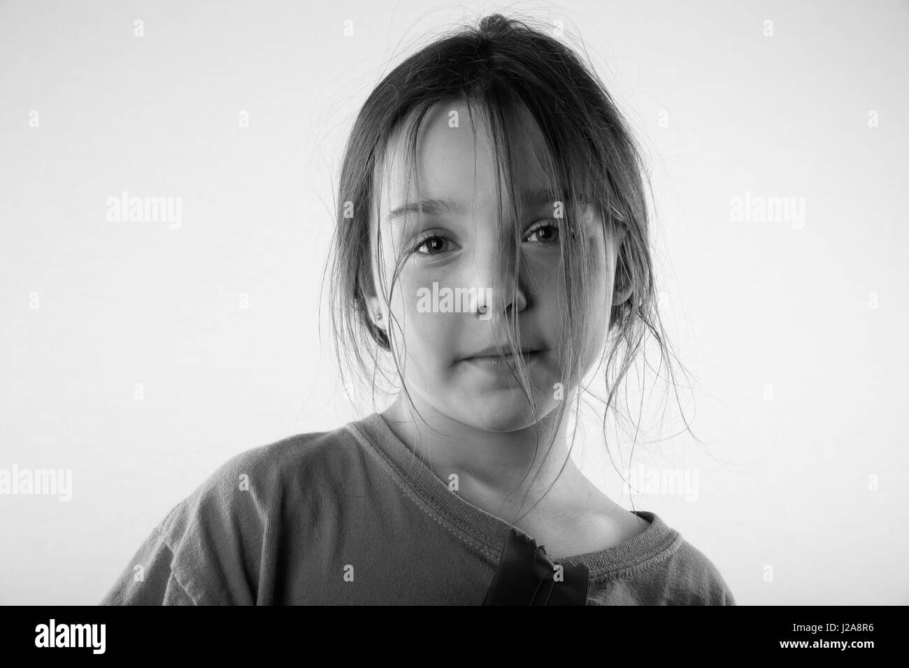 Ein 9 Jahre altes Mädchen Ernst auf weißem Hintergrund. Stockfoto