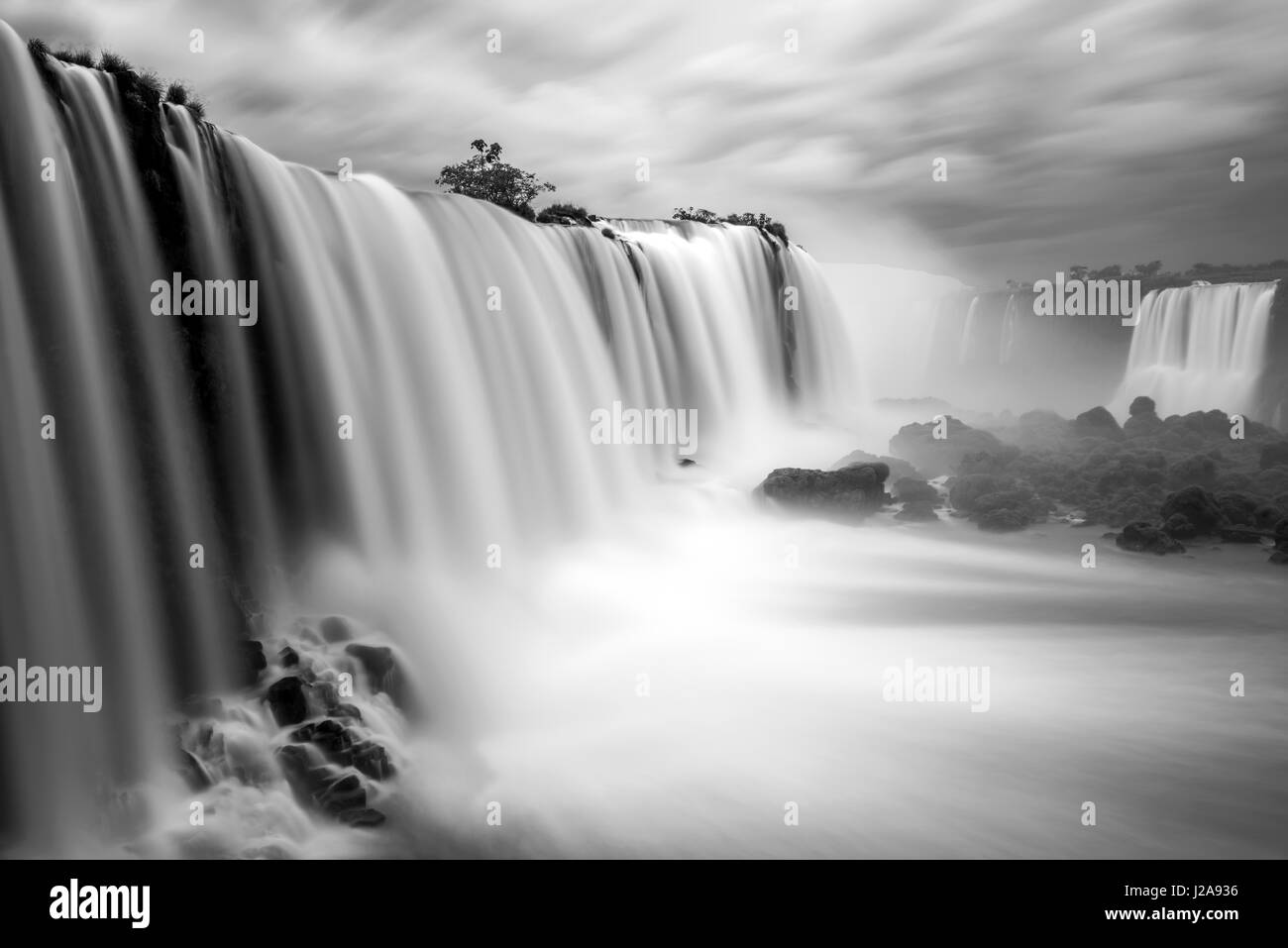 Die Iguazu Wasserfälle mit einer langen Exposition in schwarz und weiß, Brasilien. Stockfoto