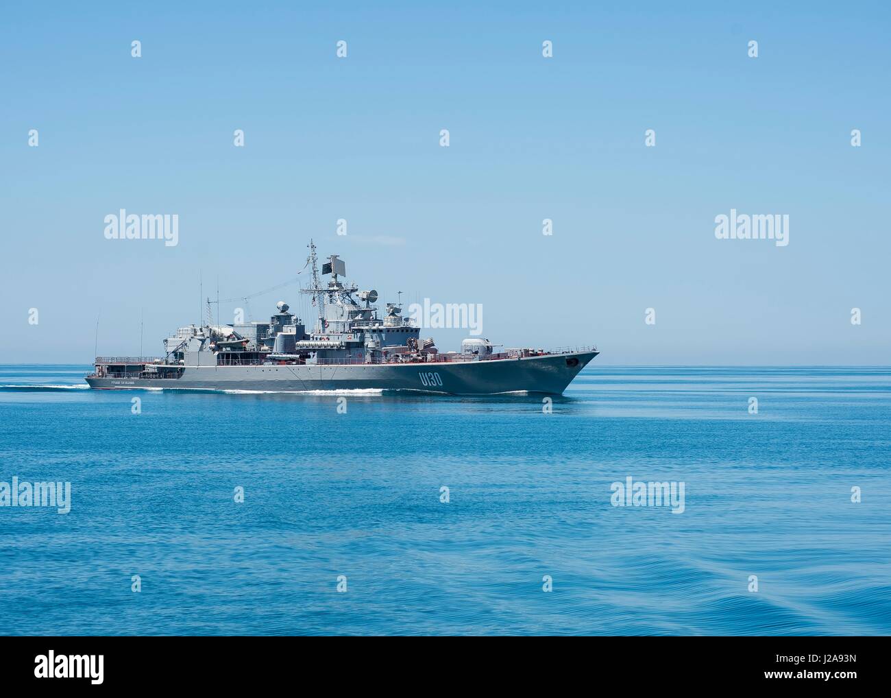 Die ukrainische Marine Nerei Menzhinskiy-Klasse Fregatte Hetman Sahaydachniy dampft im Gange 1. Juni 2015 in das Schwarze Meer.     (Foto: Robert S. Price / US Navy über Planetpix) Stockfoto