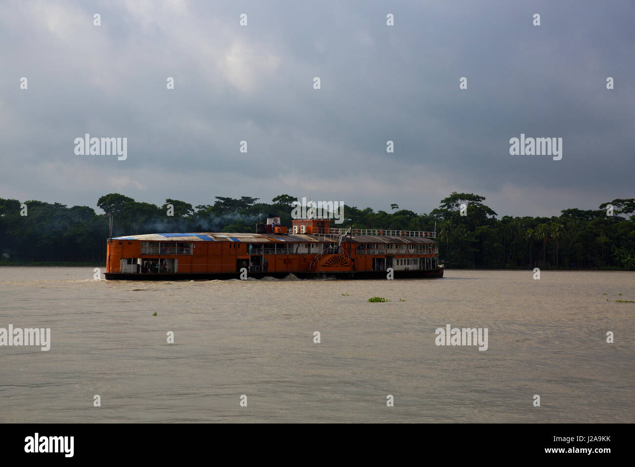 Raddampfer auch bekannt als Rakete am Fluss Sugandha in Jhalakathi, Bangladesch. Stockfoto