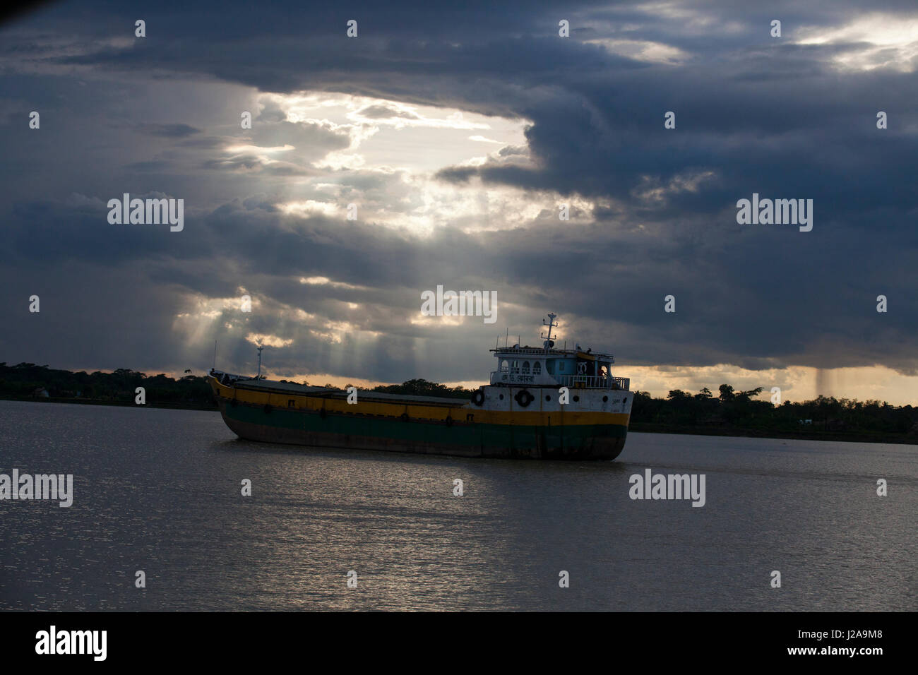 Ein Frachtschiff am Fluss Giuseppe am Hafen Mongla in Bagerhat, Bangladesch. Stockfoto