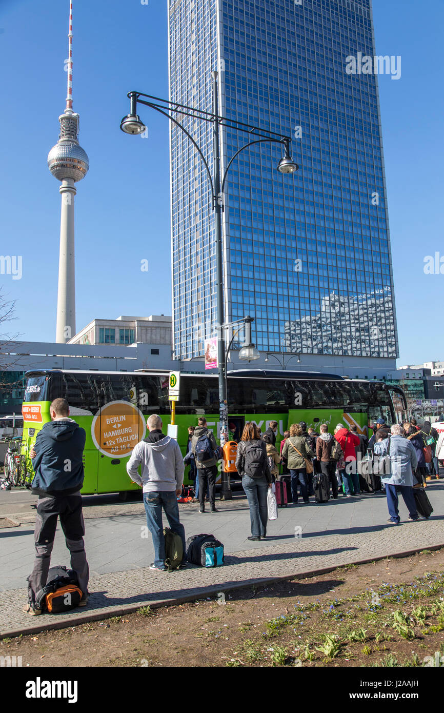 Bushaltestelle der Flixbus Company, eine deutsche Langstrecken Busverbindung durch Deutschland und Europa, Berlin, Alexander Platz, Deutschland, Berliner Fernsehturm, Stockfoto
