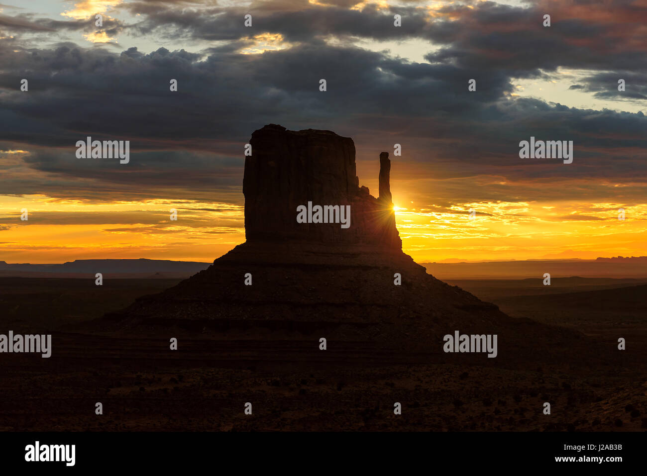 Wunderschönen Sonnenaufgang am Monument Valley, Arizona, USA. Stockfoto