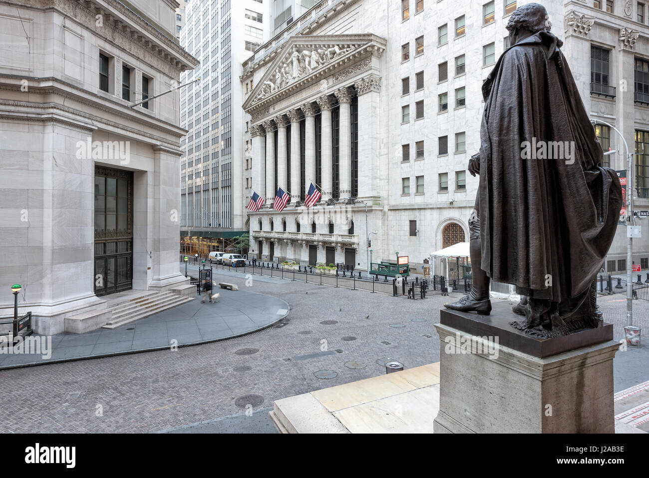 Ein Blick auf Wall Street von den Stufen des Federal Hall an einem sonnigen Tag in New York, NY. Stockfoto