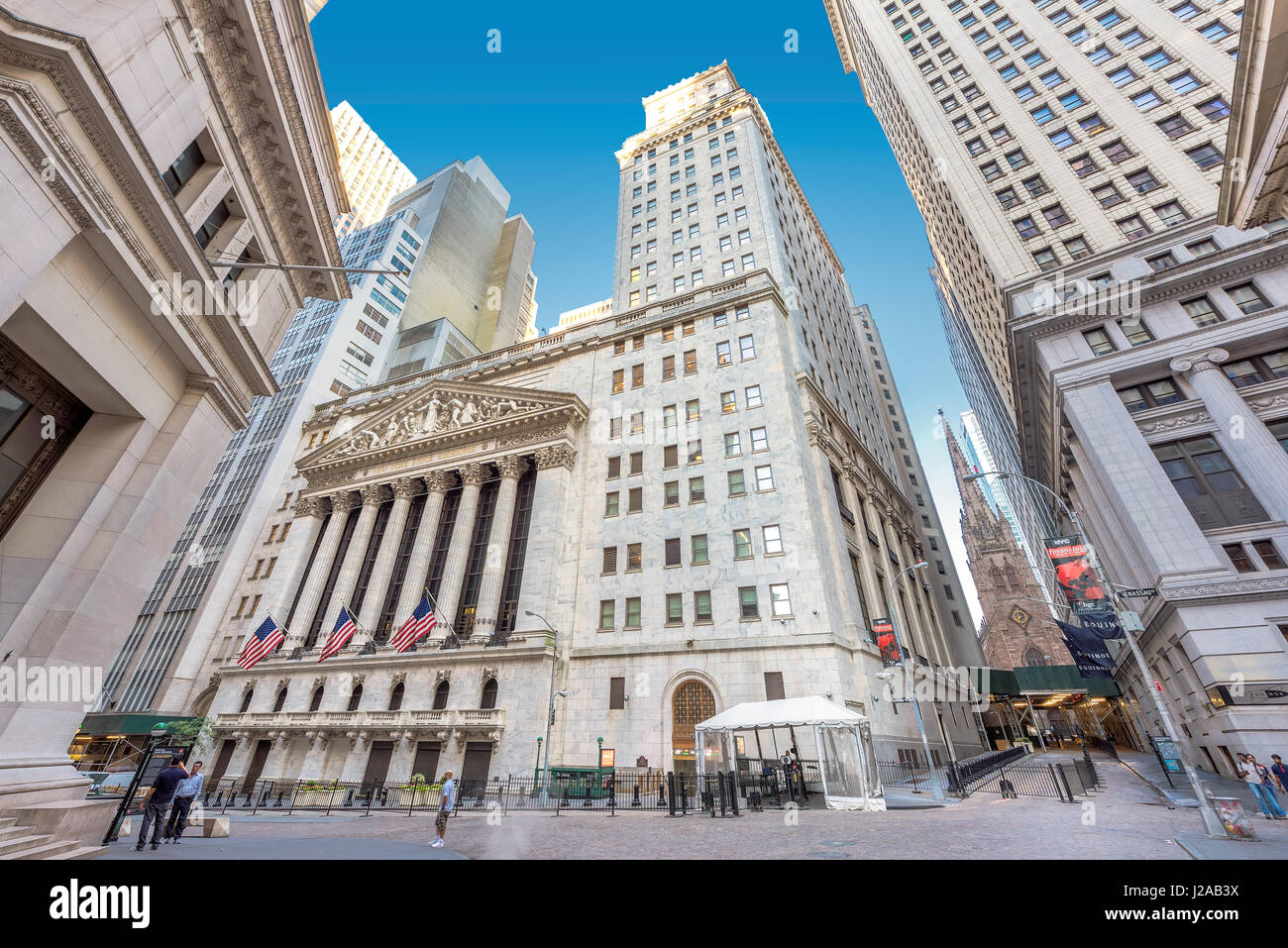 Eine Ansicht der Wall Street und der New York Stock Exchange an einem sonnigen Tag in New York, USA Stockfoto