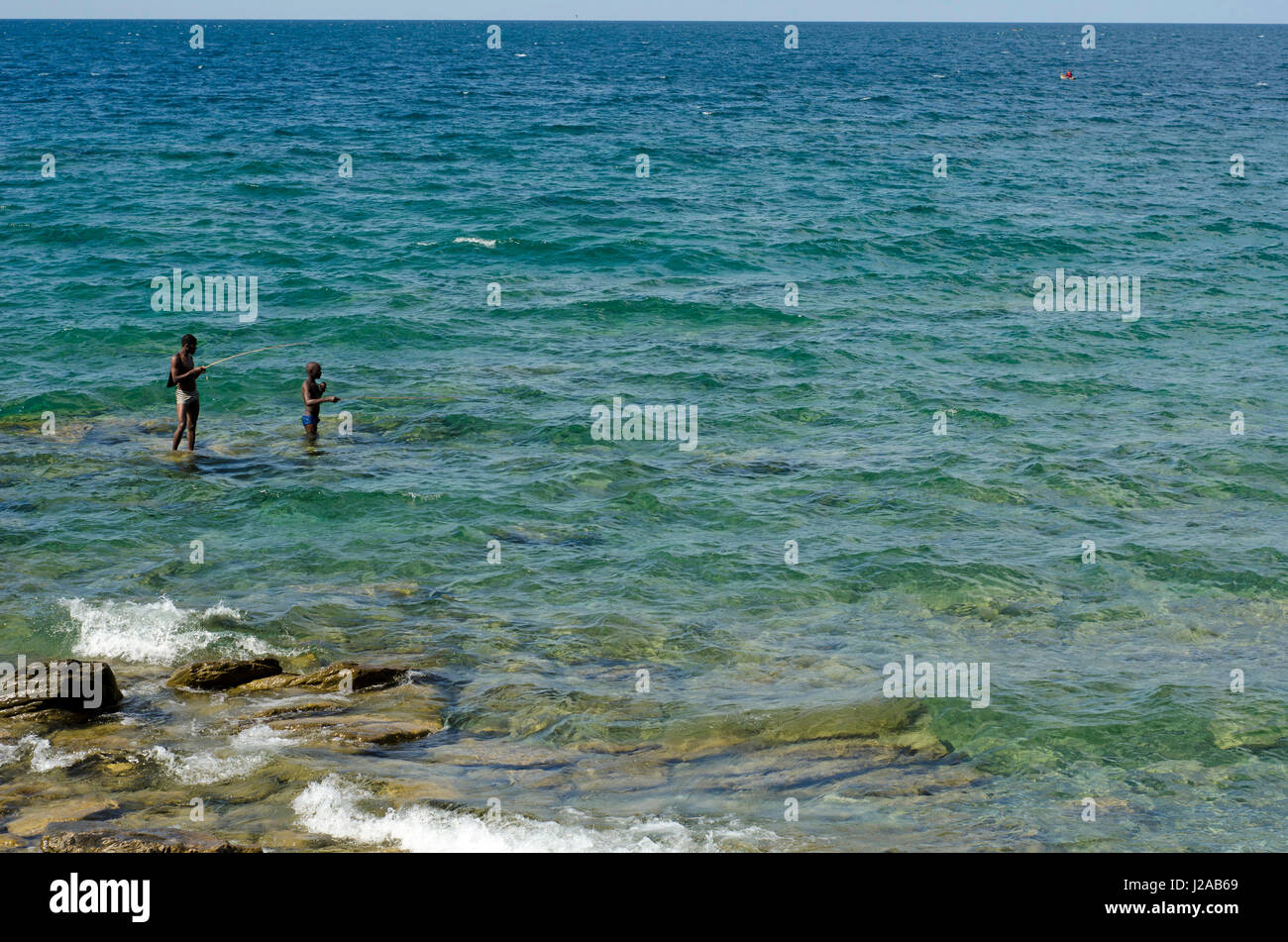 Malawi, Nkhata Bay, Leute in den Malawi-See angeln Stockfoto