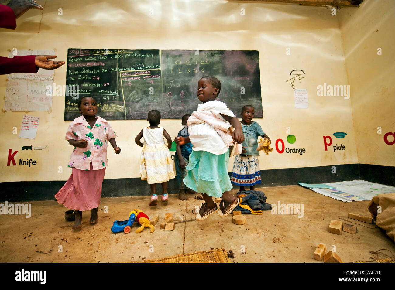 Malawi, Mzimba Bezirk, Chilumba Community basierte Kinderbetreuung Zentrum (CBCC). Kinder unter 5 Jahren Tanz im Klassenzimmer Stockfoto